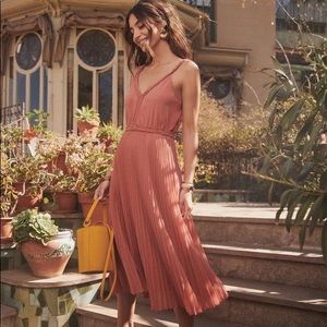 Sezane Pia Dress in Rose Wood. Pleated Plisse Midi Dress in size 34 (US size 2)